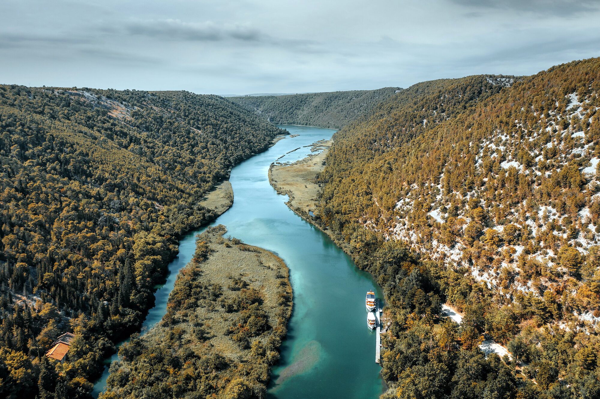 Rijeka Krka vijuga kroz svoj kanjon prema moru